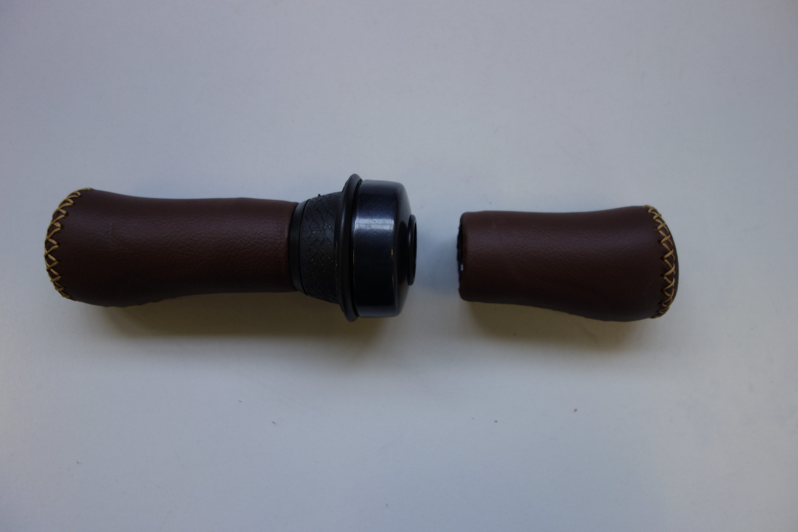 Gazelle handvatten set met bel links en rechts leer https://www.wijverkopentweedehandsfietsen.nl/